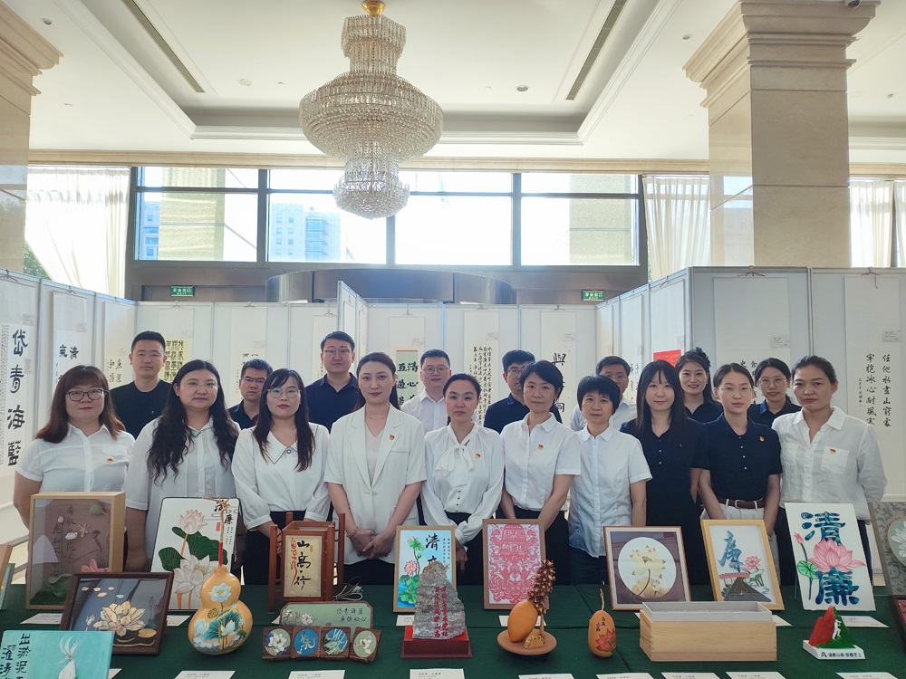 華瑞公司黨支部聯(lián)合路用新材料黨支部參觀(guān) “清廉山高?廉筑初心”廉潔作品展